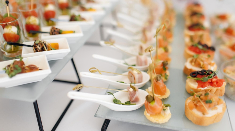 Live stations, buffets ή plated service; Τι ταιριάζει σε κάθε εκδήλωση	